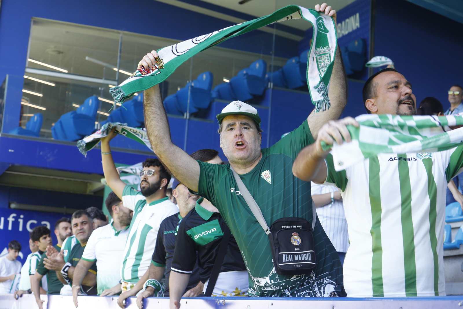 Las mejores fotos de la afición del Córdoba CF en el partido ante la Ponferradina en El Toralín Las mejores fotos de la afición del Córdoba CF en el partido ante la Ponferradina en El Toralín