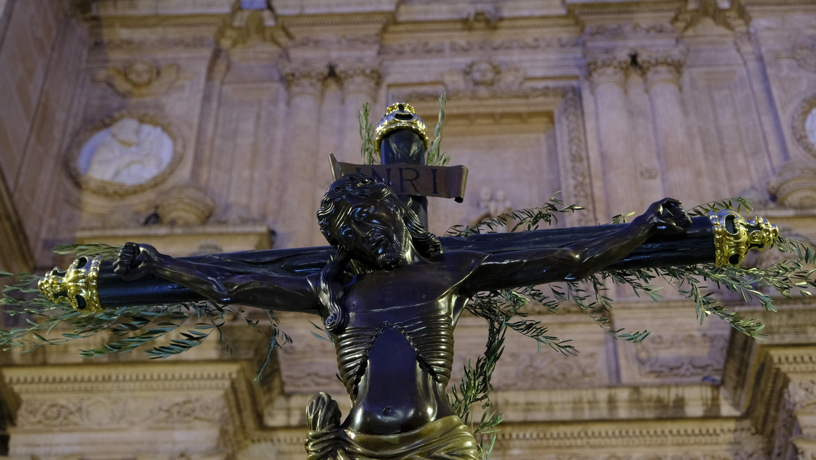 Procesión del Vía Crucis-Cristo de la Escucha en Almería, en imágenes