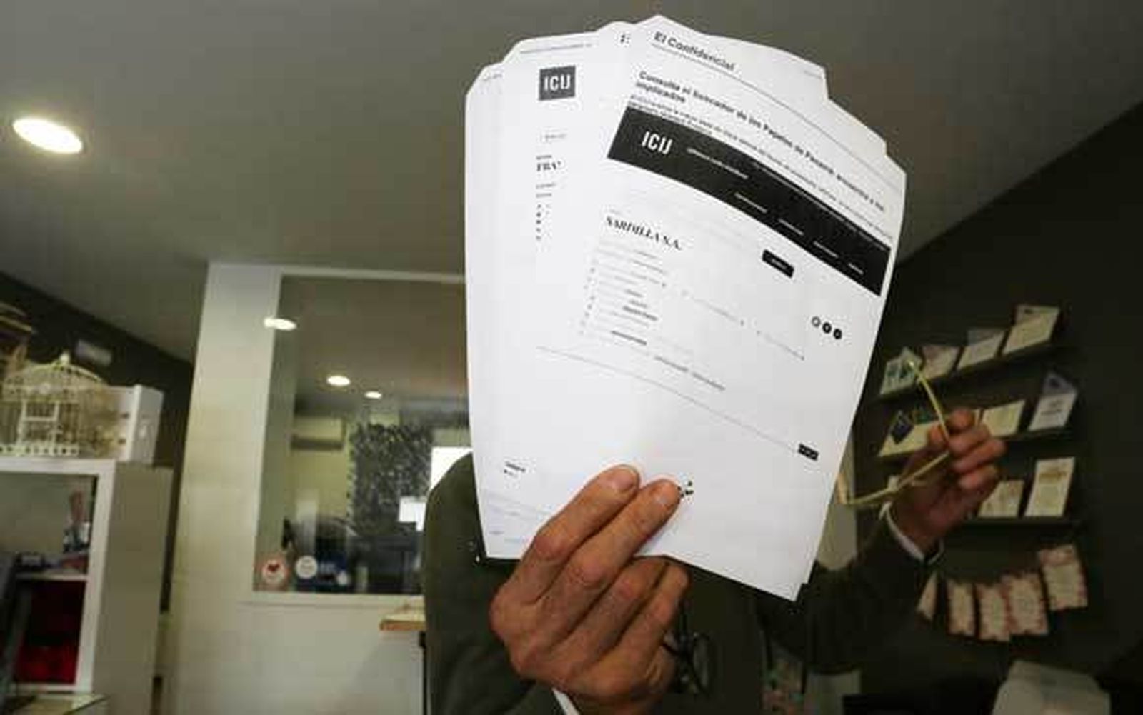 Francisco Copano tapa su rostro con algunos de los Papeles de Panamá. /Pascual