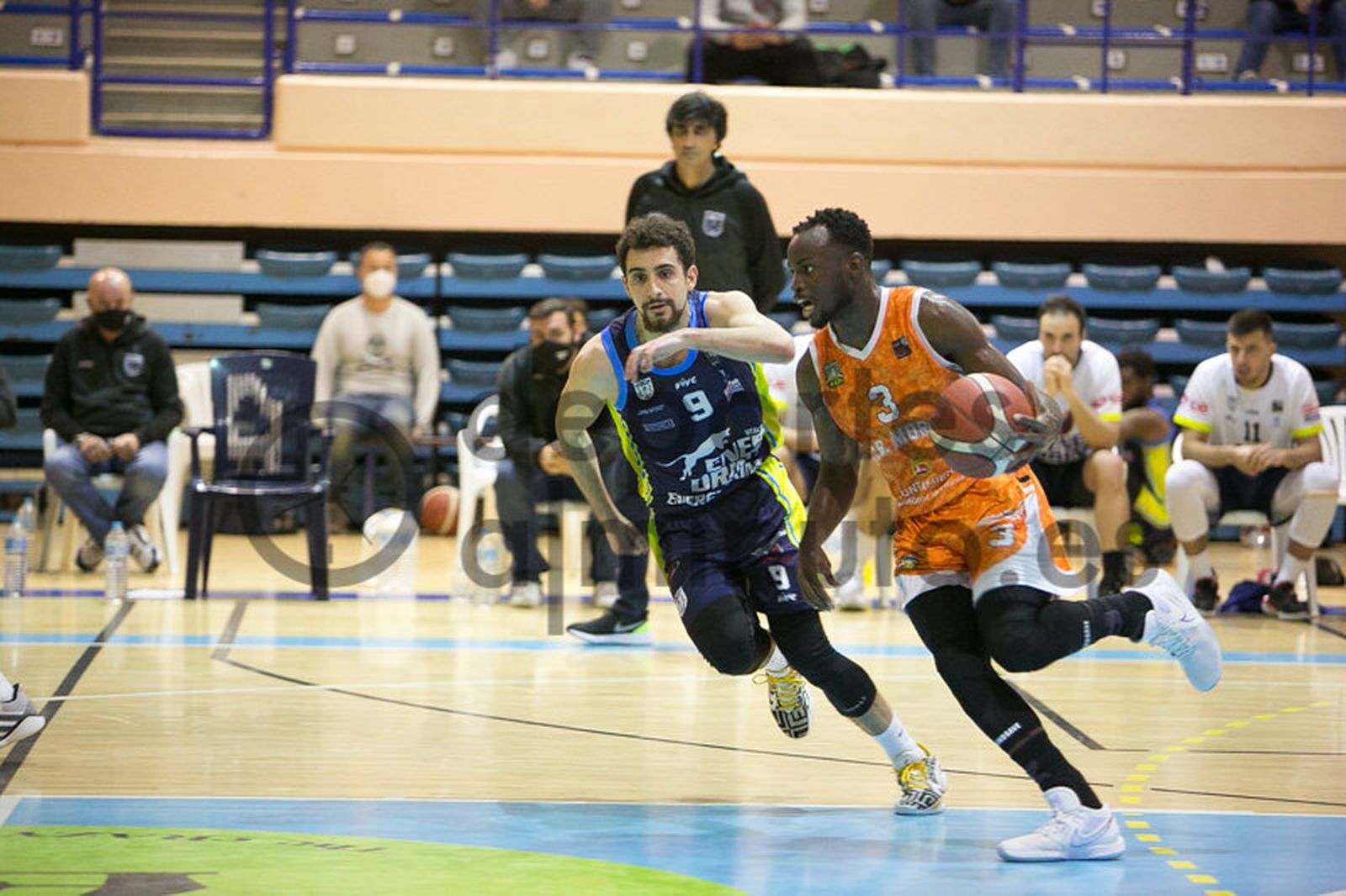 El jugador del CB Morón Tito entra a canasta.