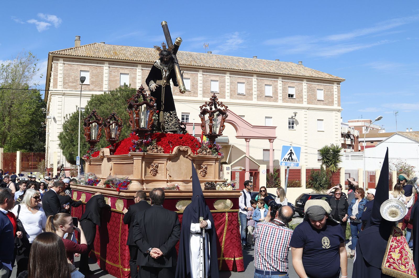 Imágenes del recorrido de la Hermandad de la Redención por las calles de Huelva