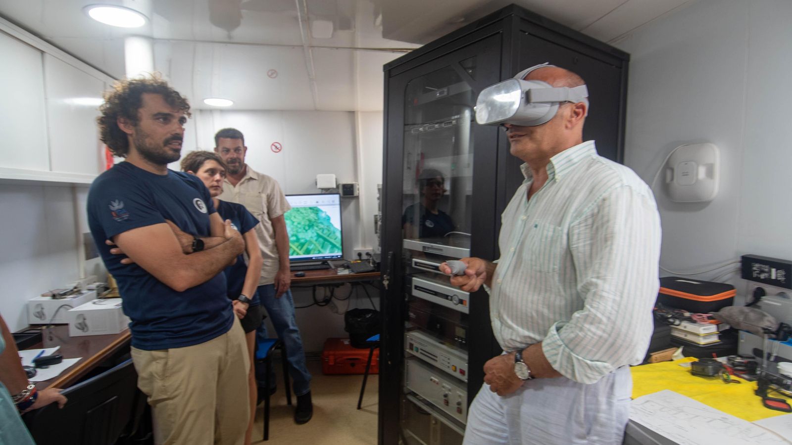Ángel Martínez realiza un paseo virtual por el fondo de la Bahía.