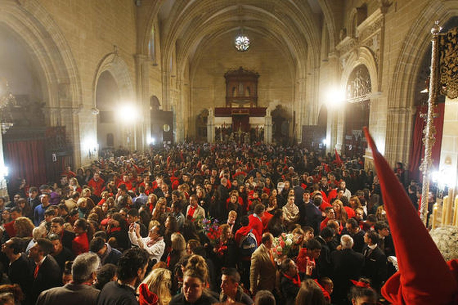 Los hermanos, costaleros y cofrades del Desconsuelo pueblan el interior de la iglesia de San Mateo tras la siempre difícil determinación de no salir en estación de penitencia

Foto: Pascual