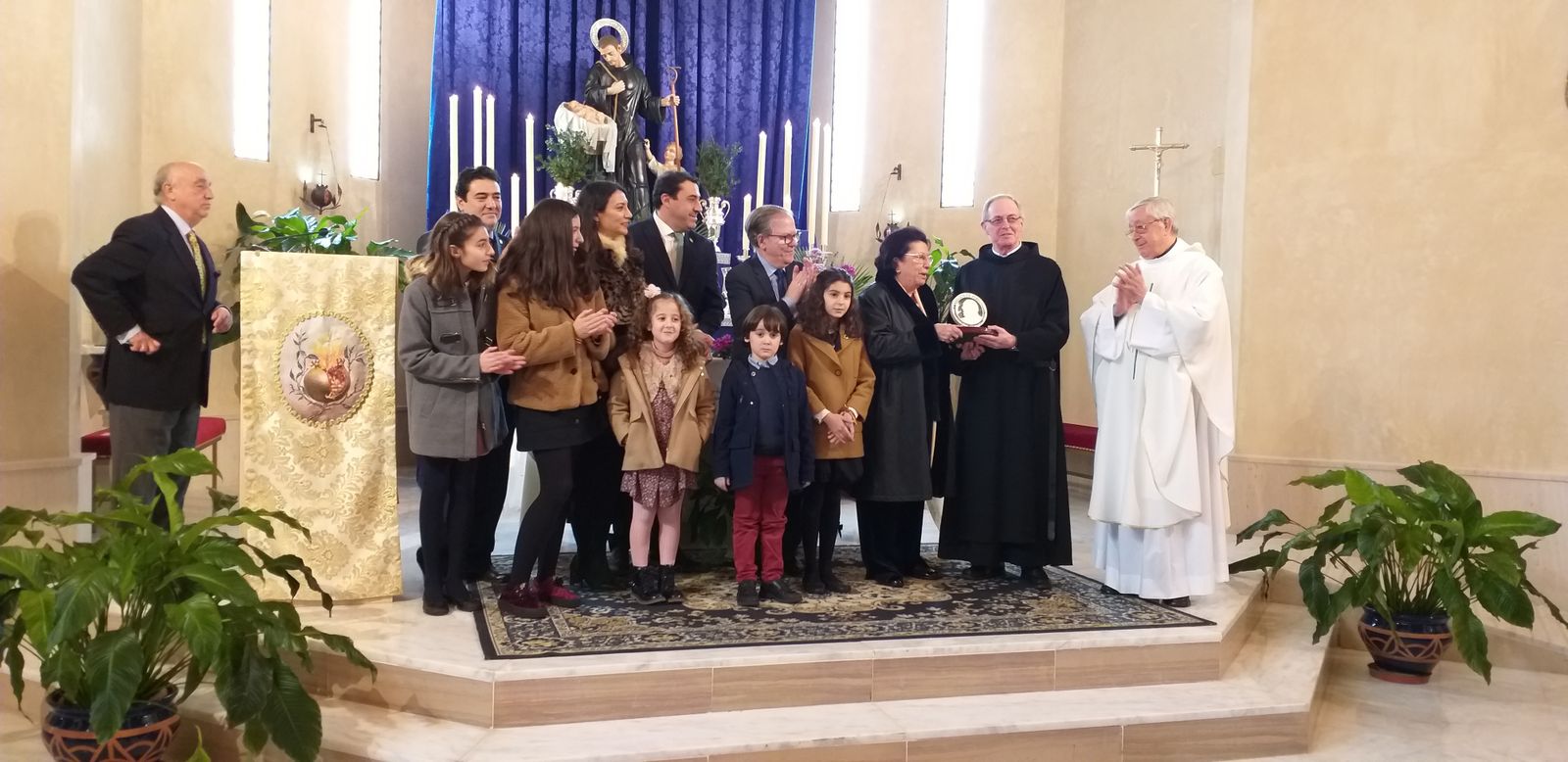 Entrega por parte de familiares de Pepe Peregil de la distinción a la Ciudad San Juan de Dios.