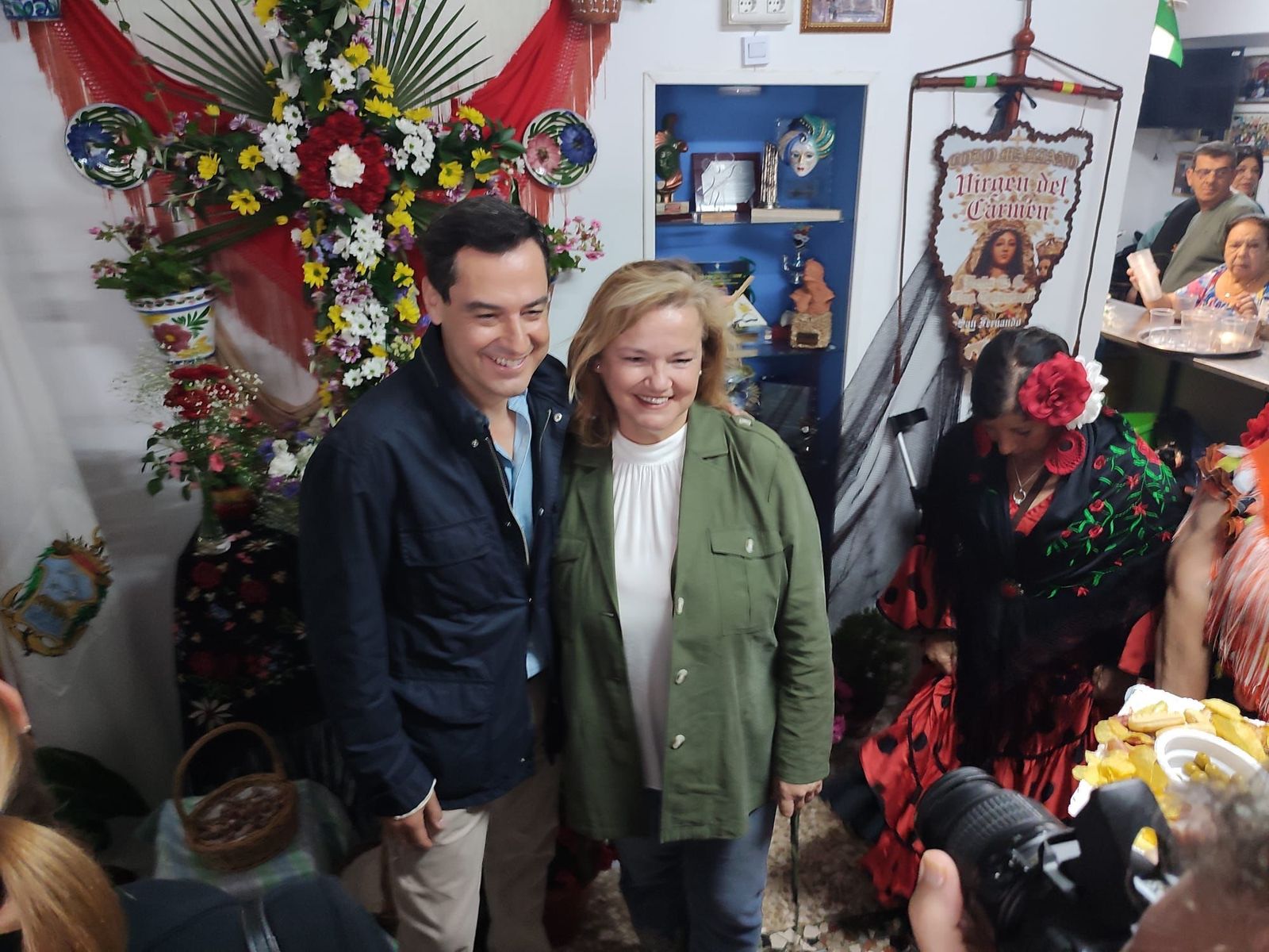 María José de Alba y Juanma Moreno, en la Cruz de Mayo de la peña Los Catavinos de San Fernando.