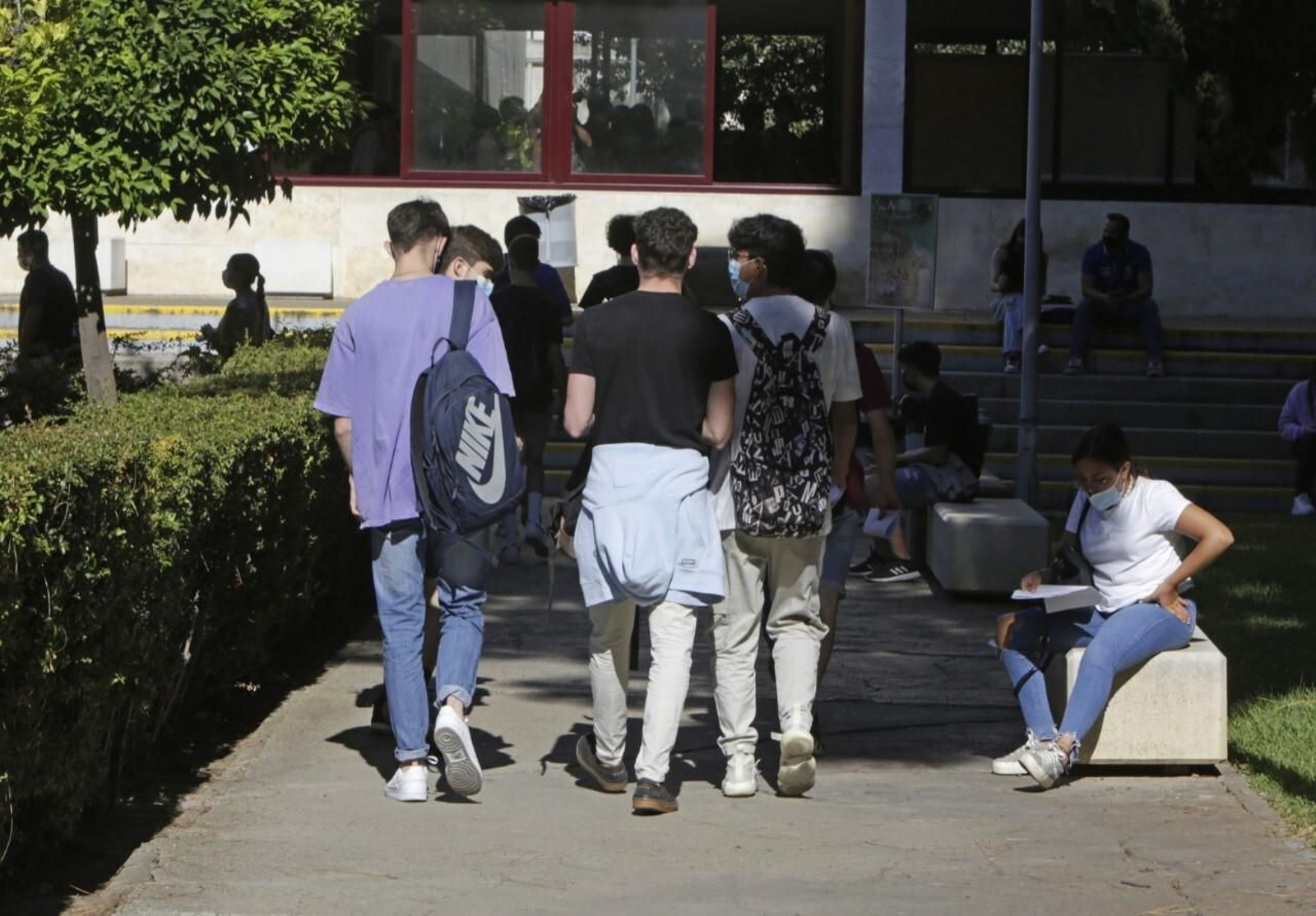 Estudiantes entrando a una facultad de la US para hacer un examen de Selectividad.