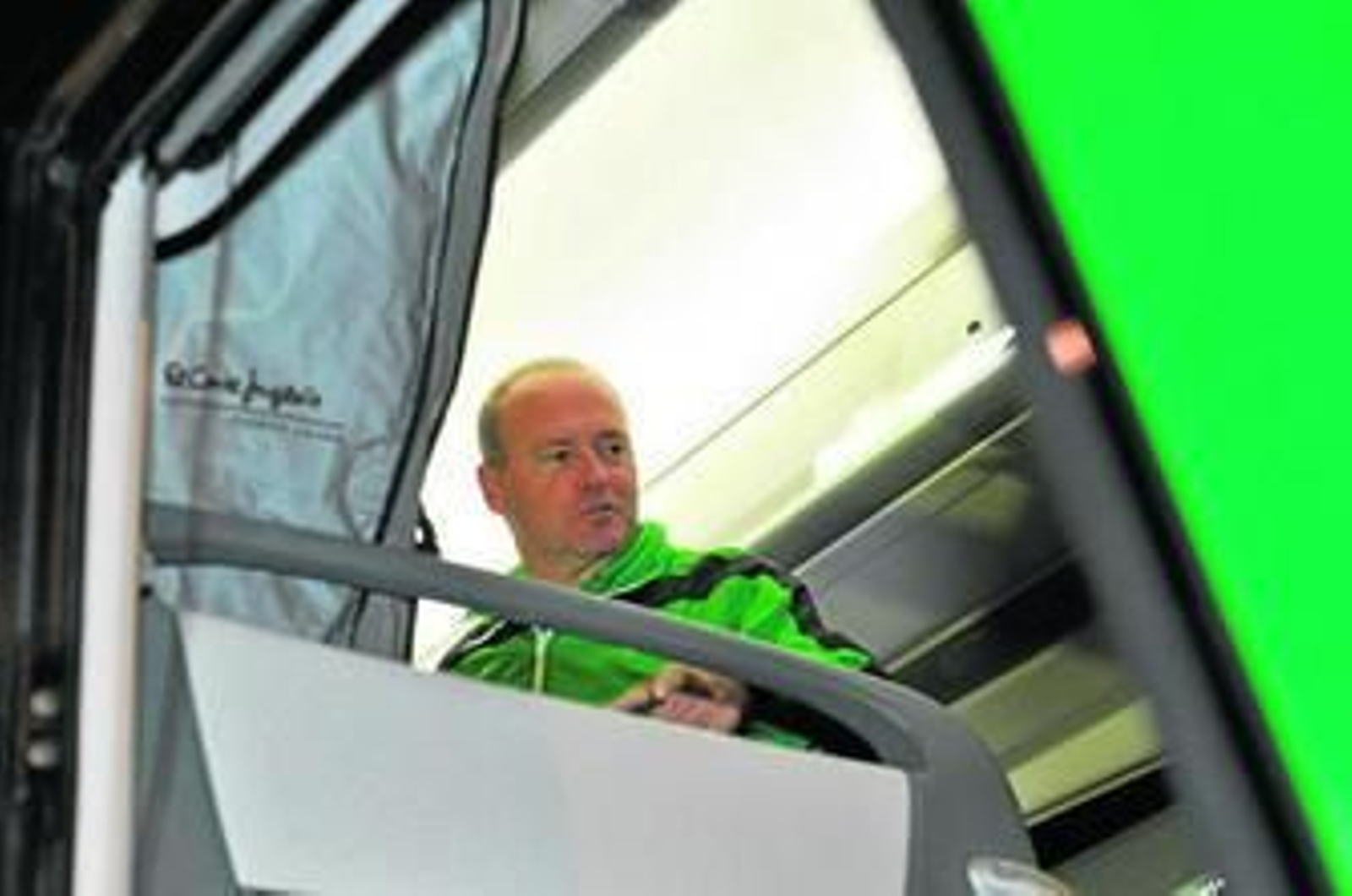 Pepe Mel, muy sonriente, se dispone a subir al autobús del Betis en un desplazamiento del equipo.