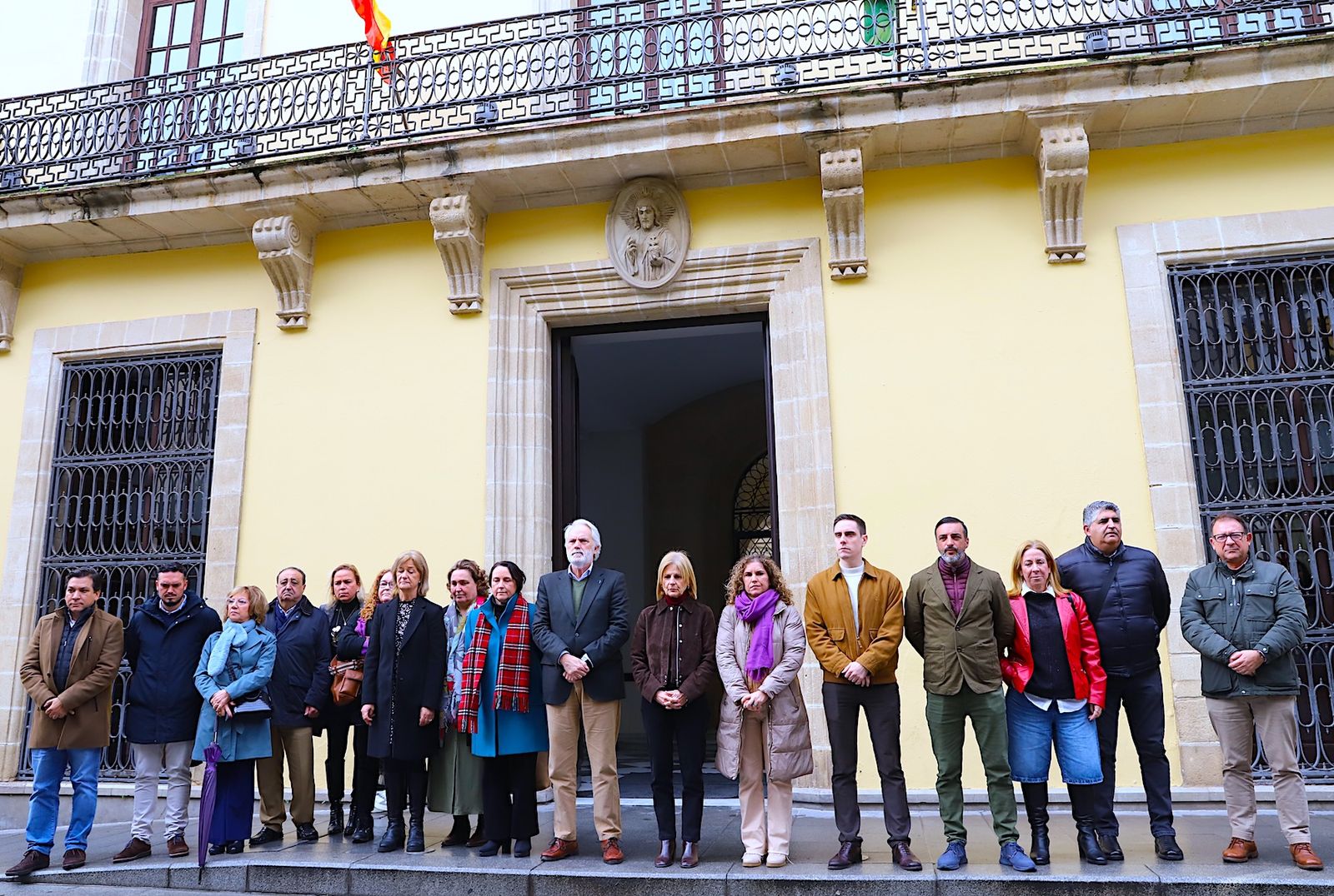 Alcaldesa asiste al minuto de silencio por el asesinato de una mujer en Olvera.