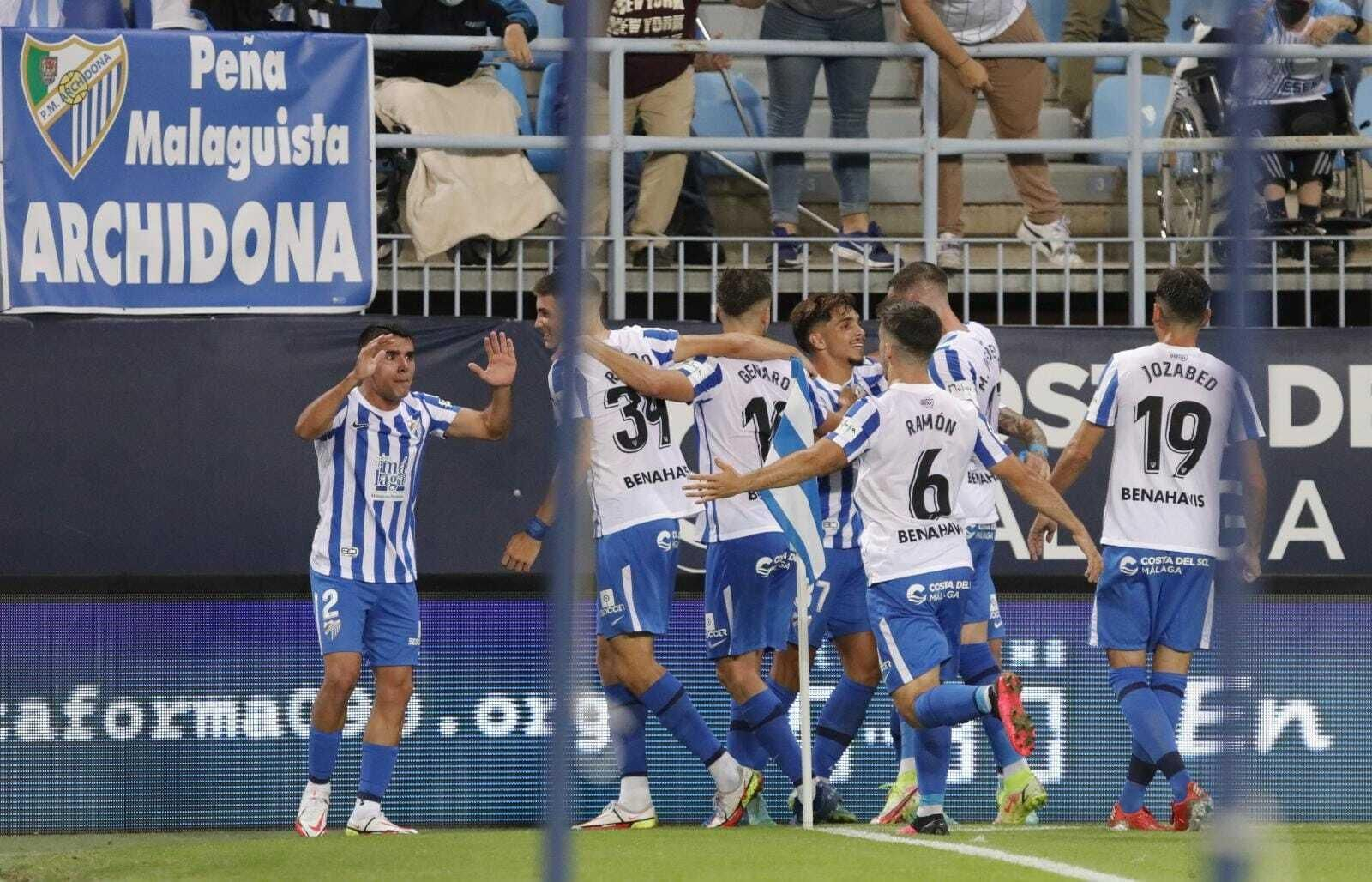 Víctor Gómez se une a la celebración del gol al Zaragoza.