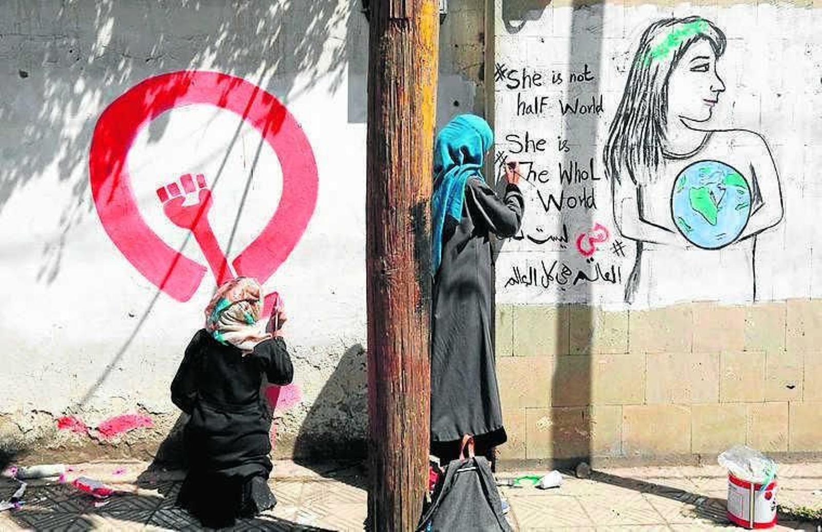 Una niña hace una pintada feminista, ayer en Saná, la capital de Yemen.