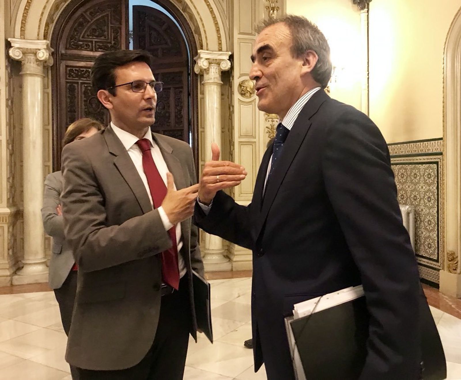 Francisco Cuenca y Manuel Niño, en un pequeño rifirrafe tras la reunión.