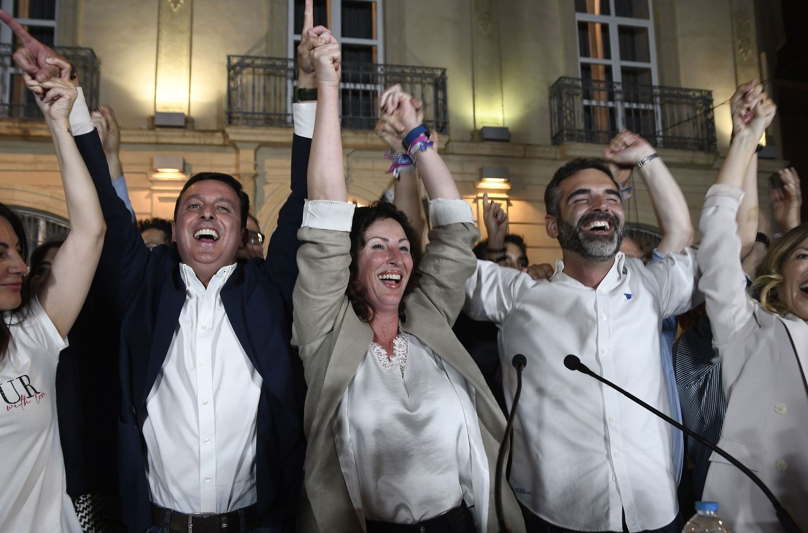 Vázquez celebra con Javier A. García y Ramón Fernández-Pacheco la victoria del PP en Almería capital.