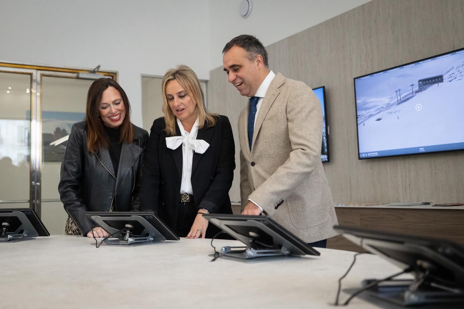 Inauguración de la oficina de turismo de Puerta Real.