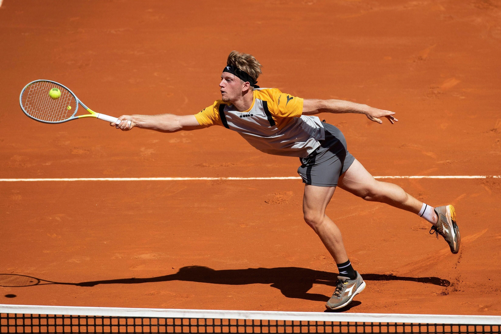 Davidovich golpea una bola de derecha.