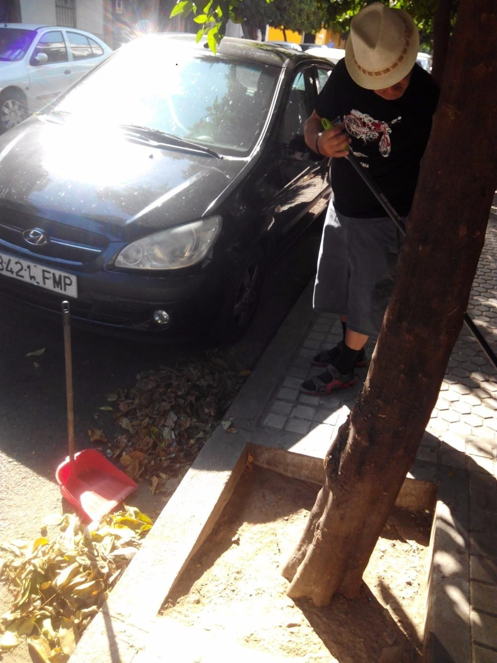 Un vecino barre la calle.