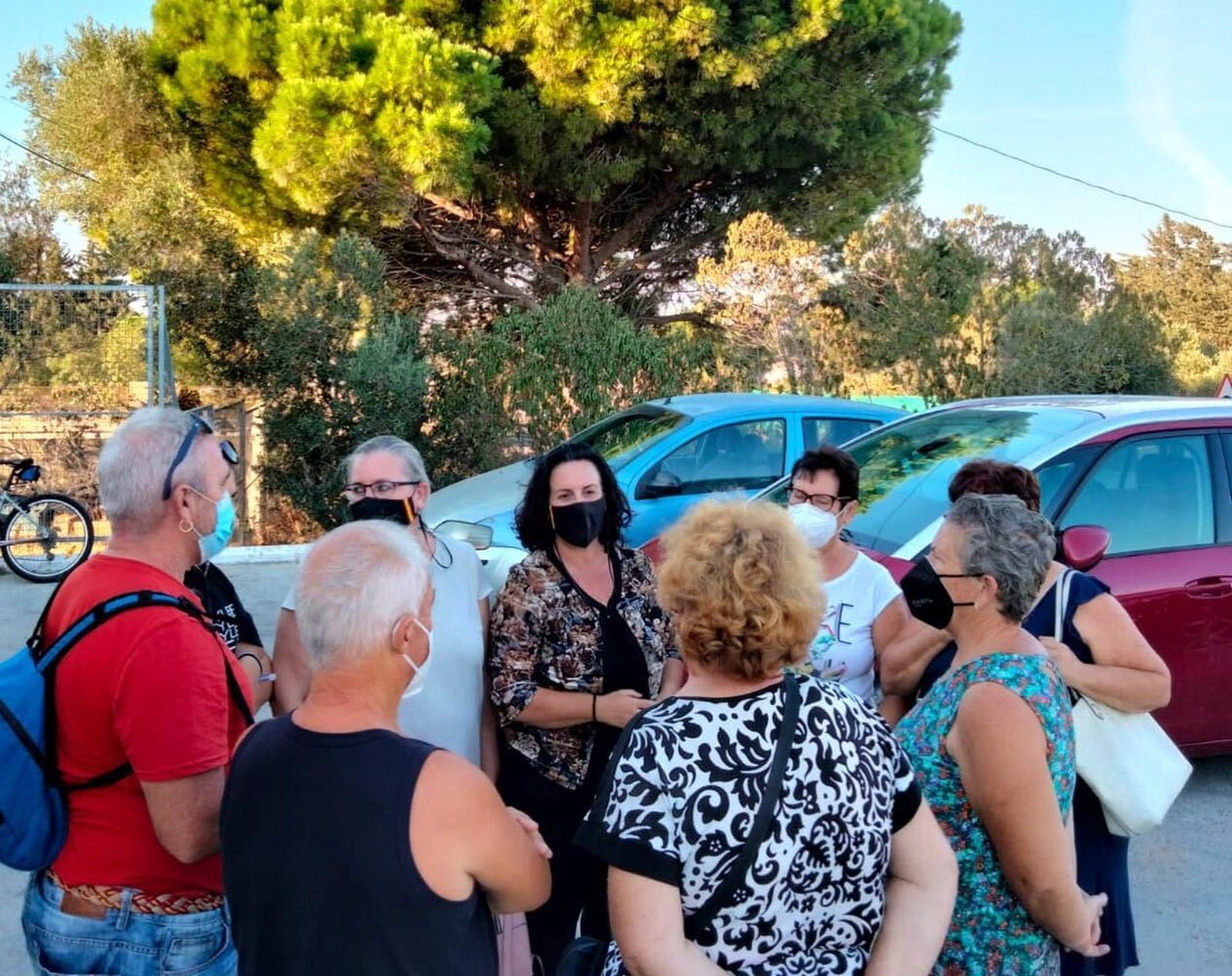 Concejalas del PP de Chiclana conversan con vecinos de una zona del extrarradio.