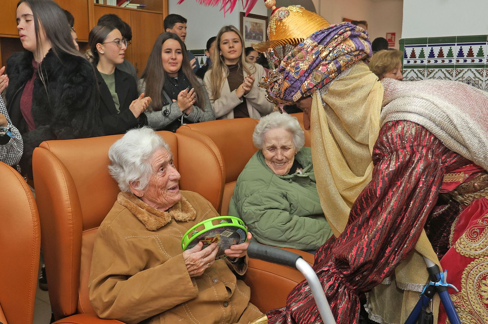 Reyes Magos de Huelva 2025: Imágenes de la visita al Asilo de Ancianos Santa Teresa de Jornet