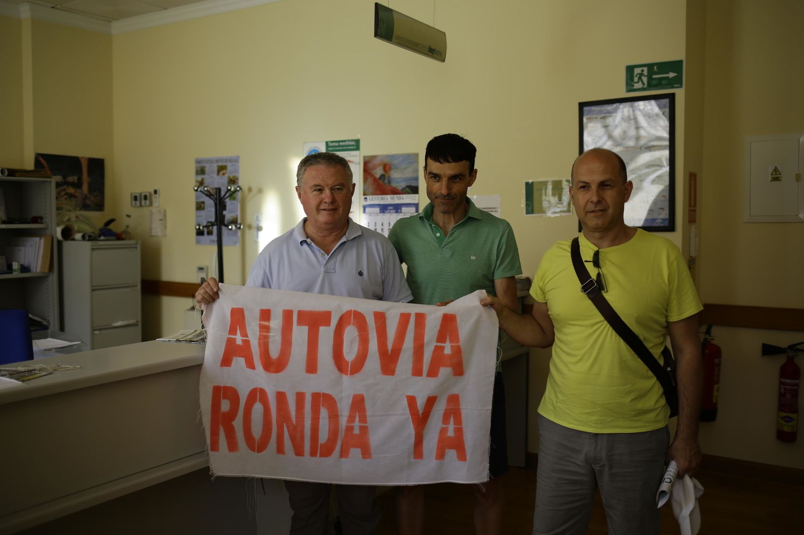Miembros de la plataforma, tras registrar la solicitud de reunión en el registro oficial de la Junta de Andalucía.