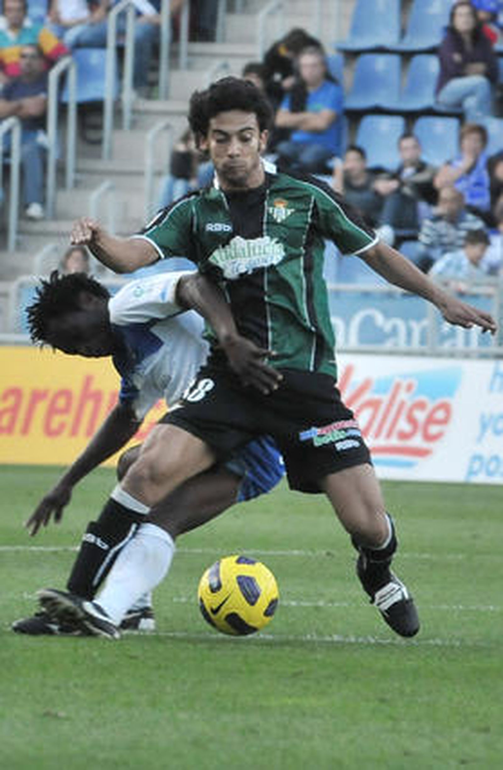 Iriney defiende la posesión de la pelota ante el empuje de un contrario. / LOF
