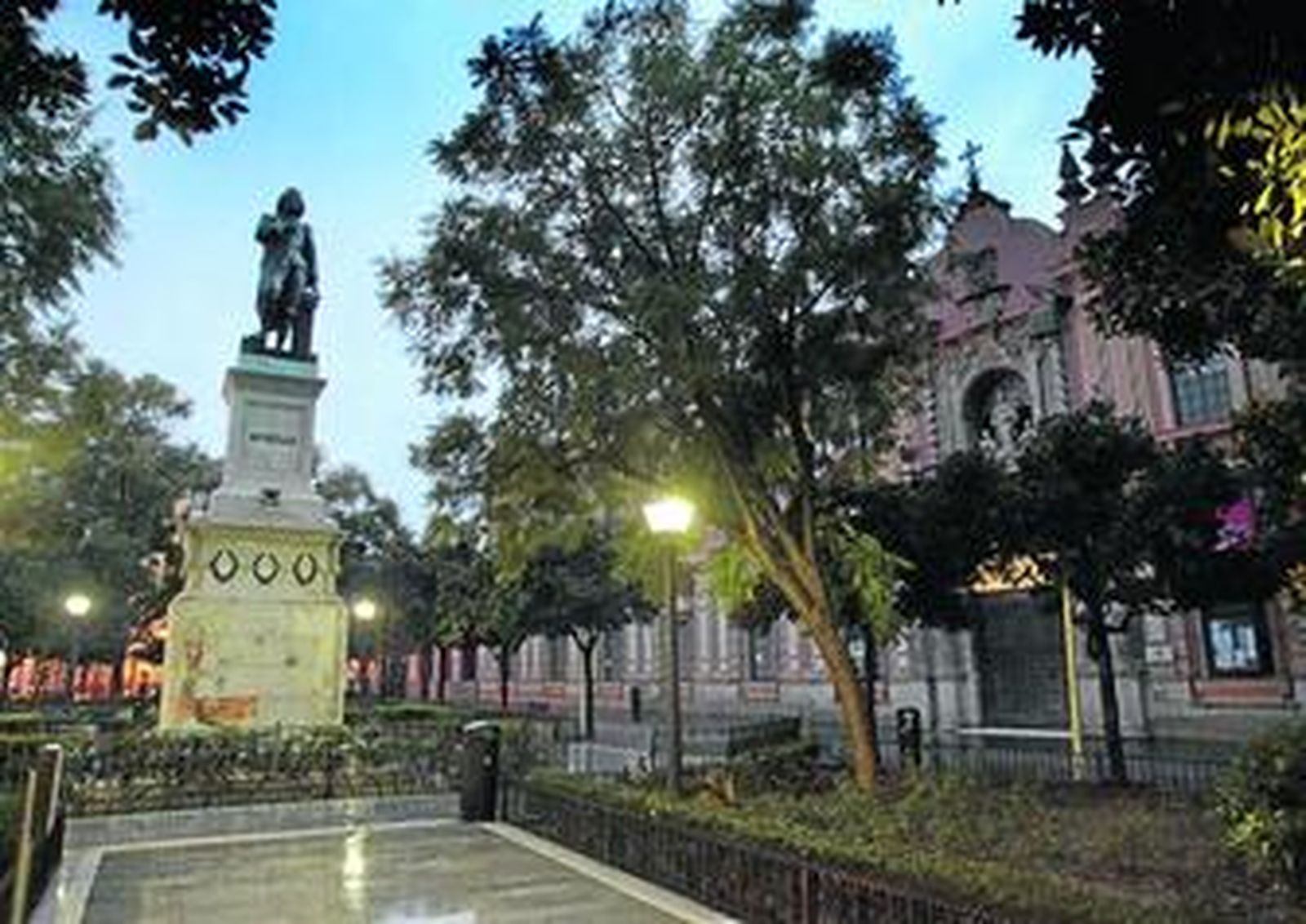La escultura de Murillo preside la plaza del Museo de Bellas Artes.