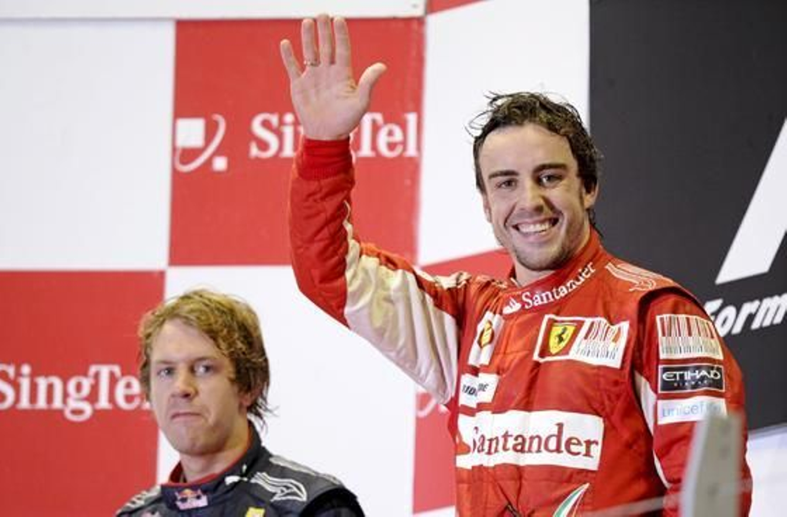 Fernando Alonso se acerca al liderato del Mundial tras ganar el Gran Premio de Singapur. / EFE