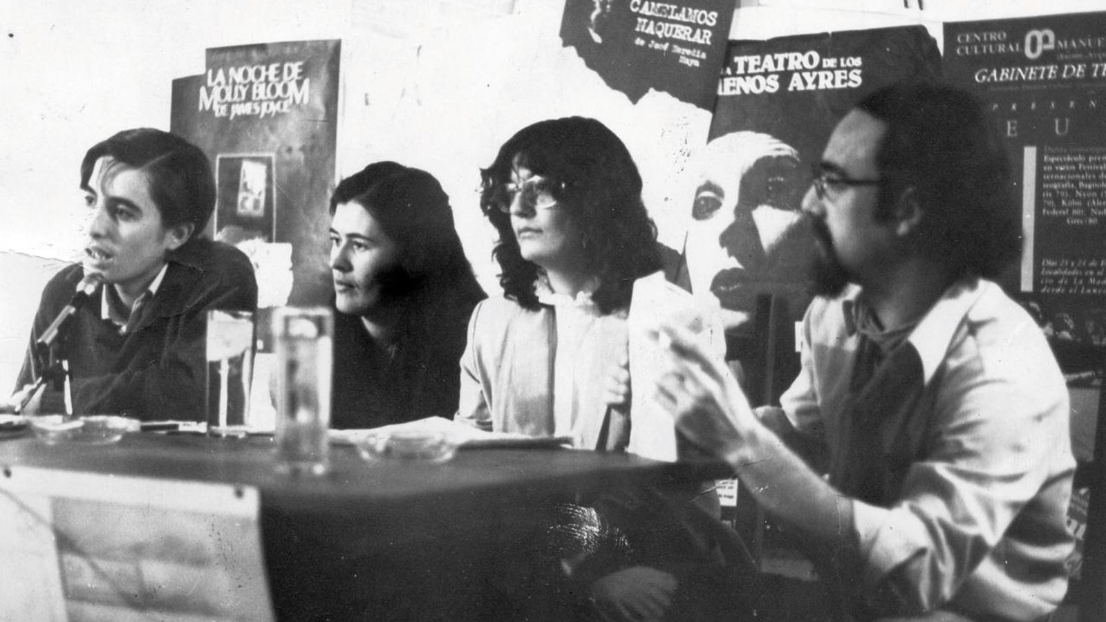 Luis García Montero, Teresa Gómez, Ángeles Mora y Javier Egea en un recital en La Tertulia, en 1984.