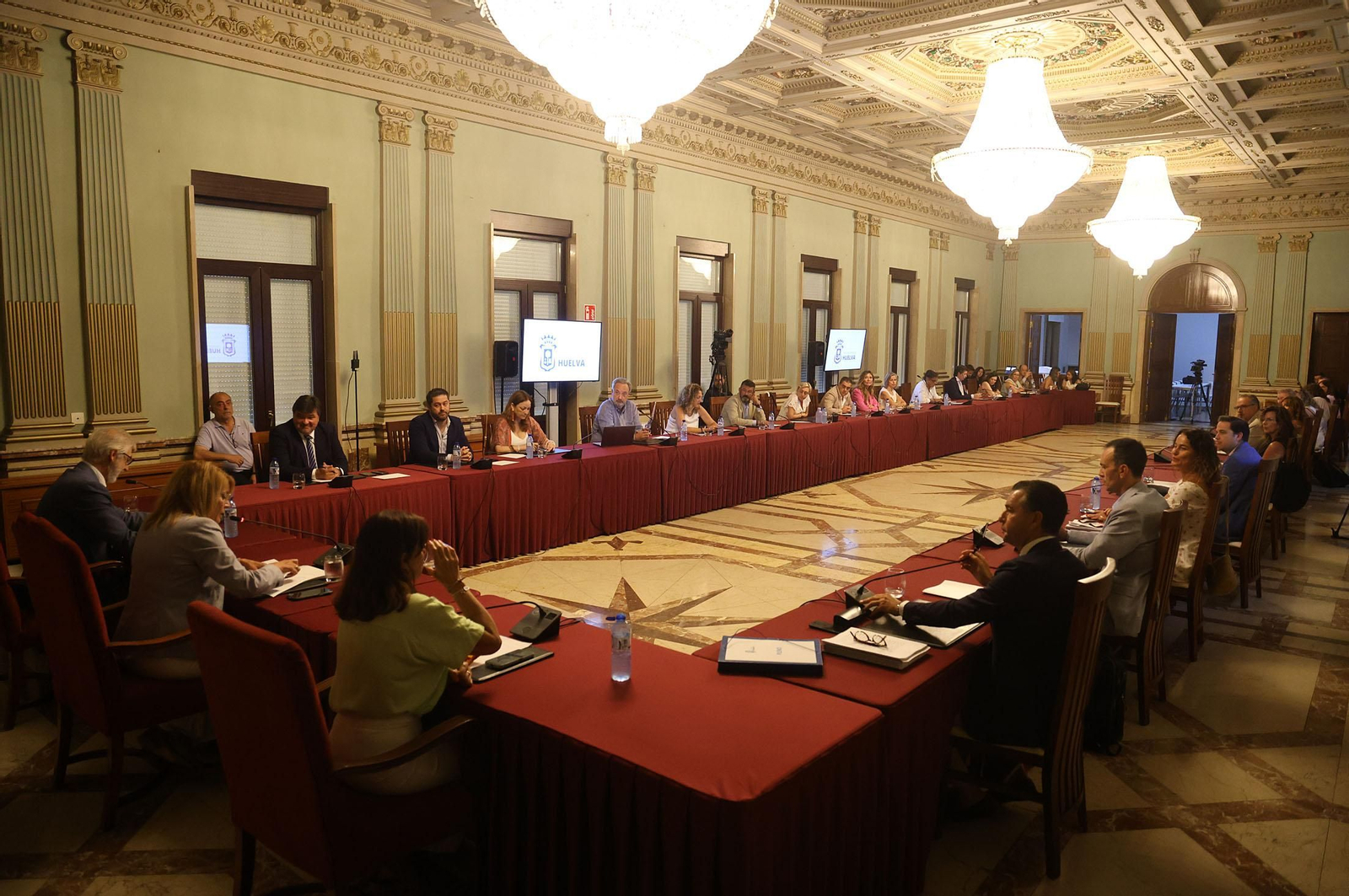 Imágenes del pleno extraordinario celebrado en el Ayuntamiento de Huelva