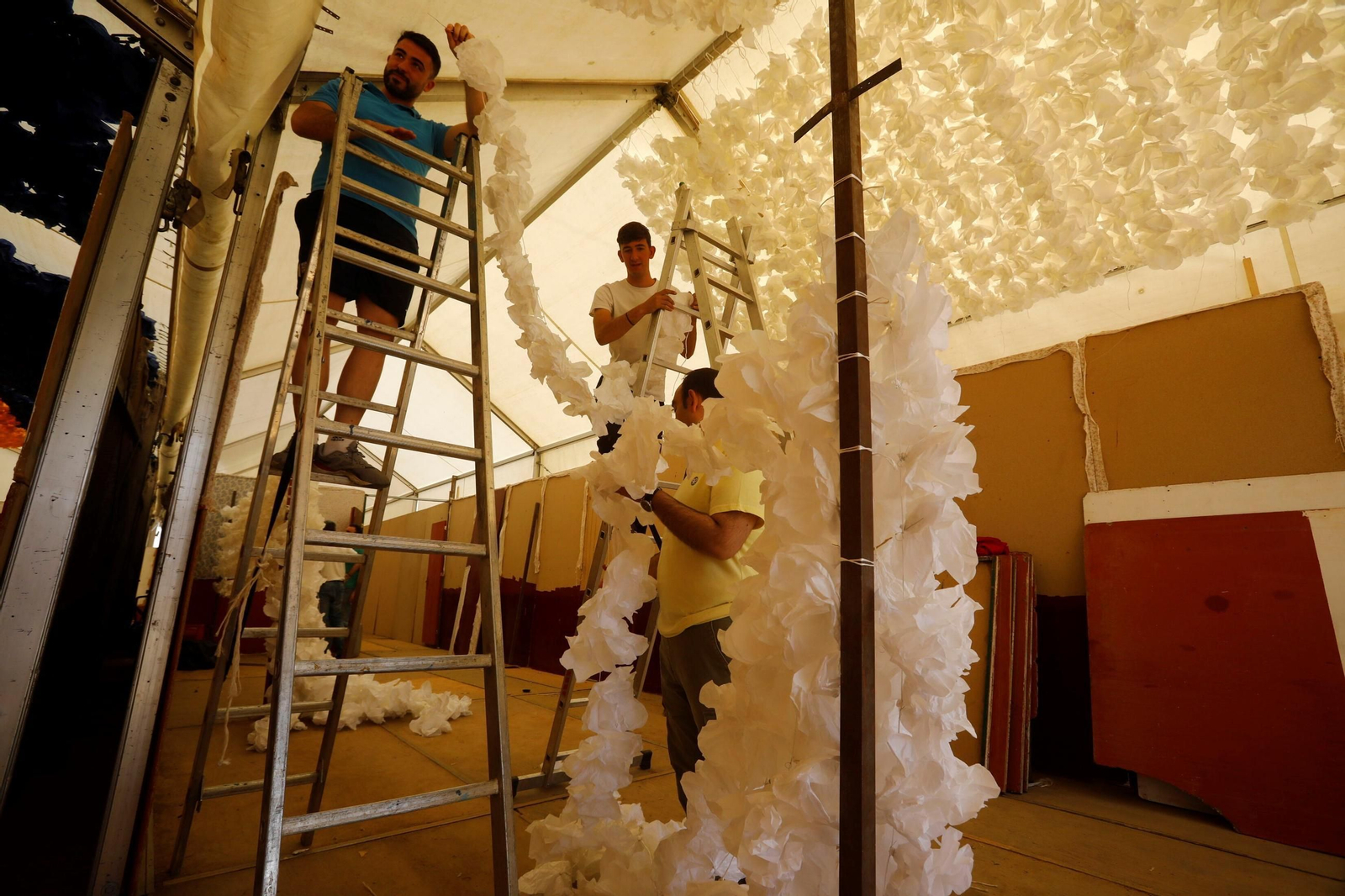 Los preparativos de las casetas de la Feria de Córdoba, en imágenes