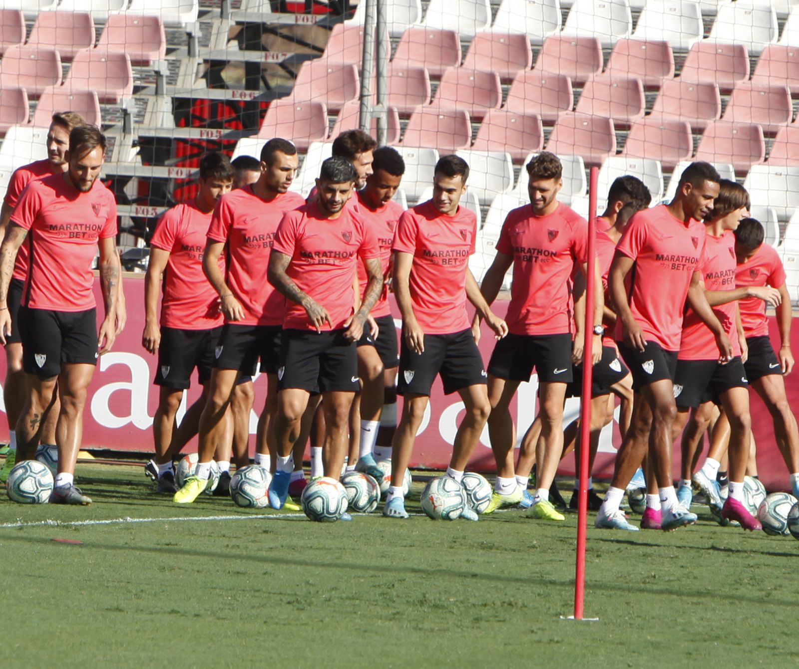 El grupo de futbolistas de la primera plantilla se entrena ayer en el césped del estadio Jesús Navas de la ciudad deportiva.