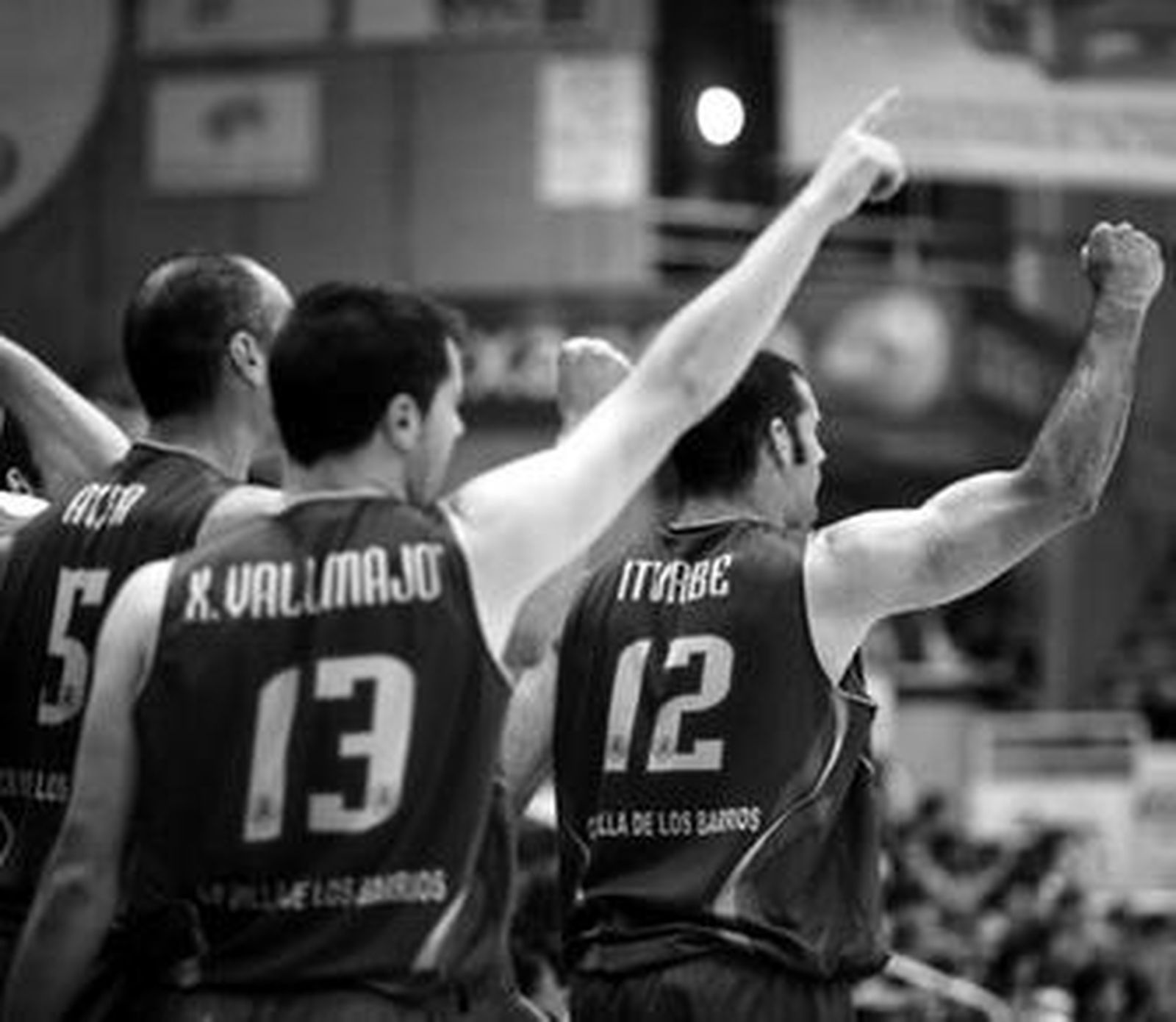 Iturbe y Vallmajó celebran la canasta de un compañero ayer en Lugo.