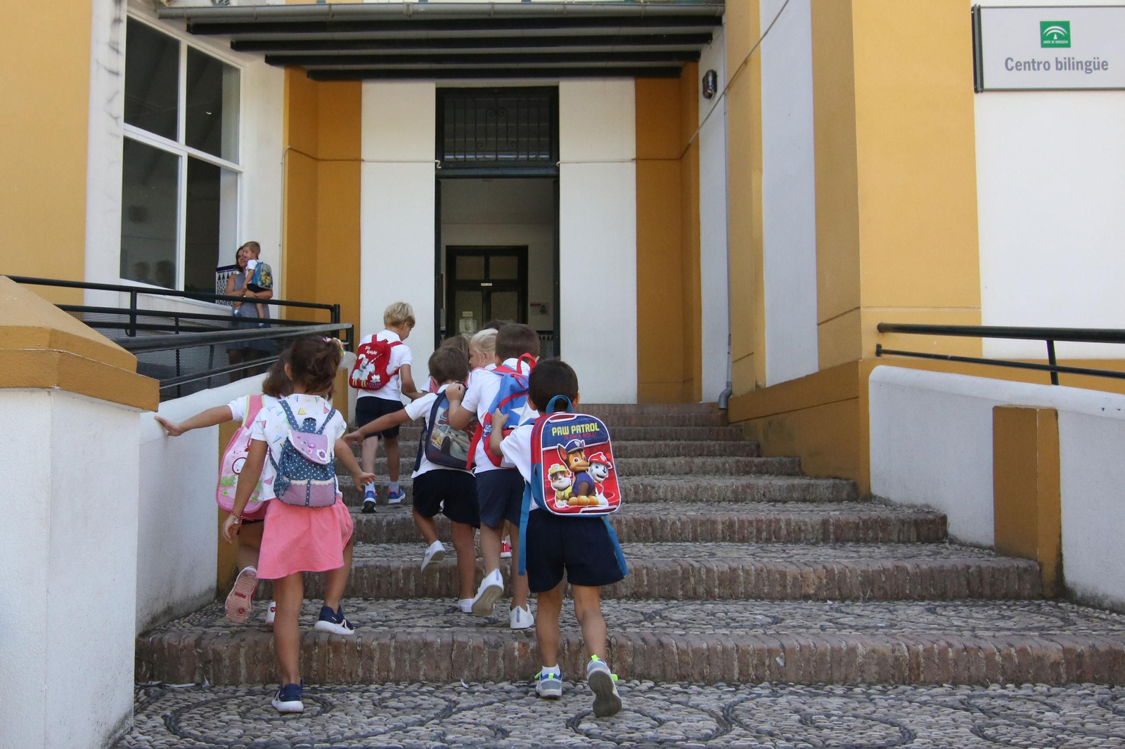 Unos alumnos entran en un colegio de Córdoba
