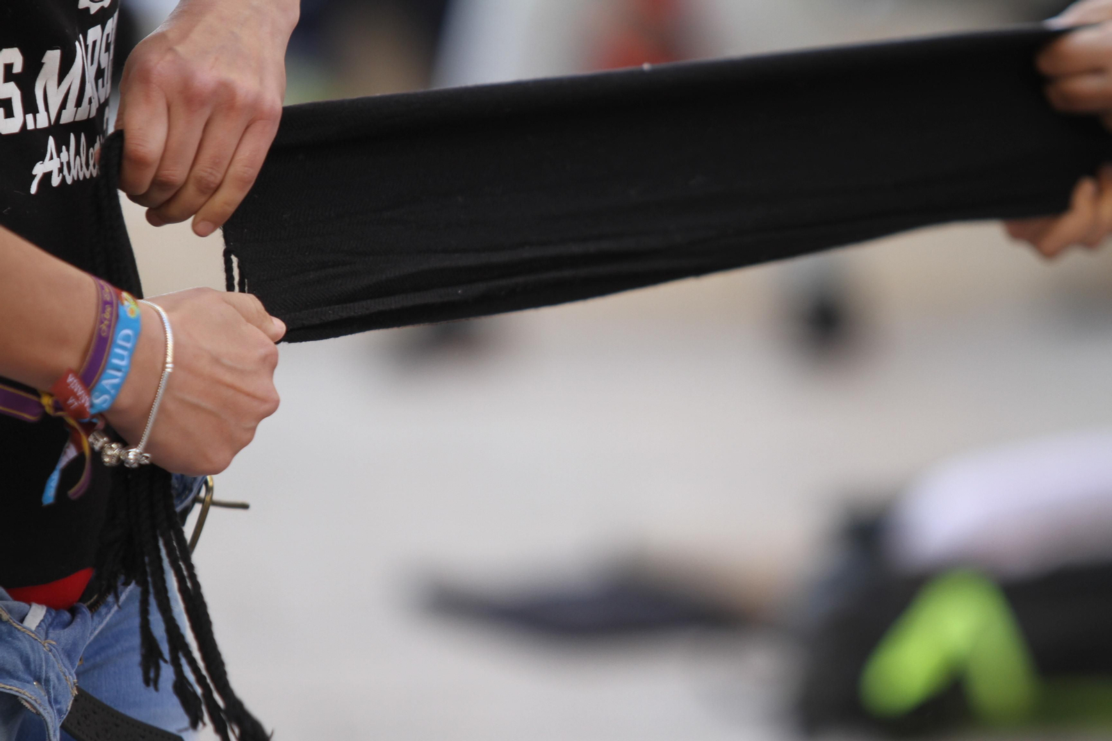 El ensayo de la cuadrilla de mujeres de la Hermandad del Santo Entierro, en imágenes