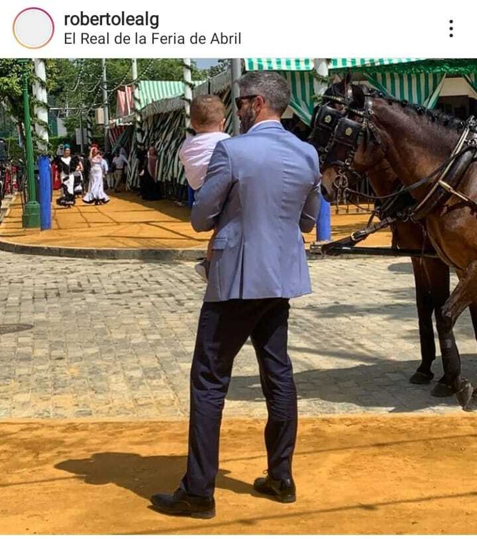 Roberto Leal muestra la Feria de Abril a su hijo pequeño, Leo.