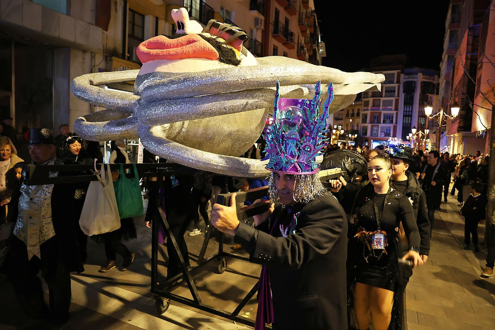 Imágenes del entierro del choco por las calles de Huelva