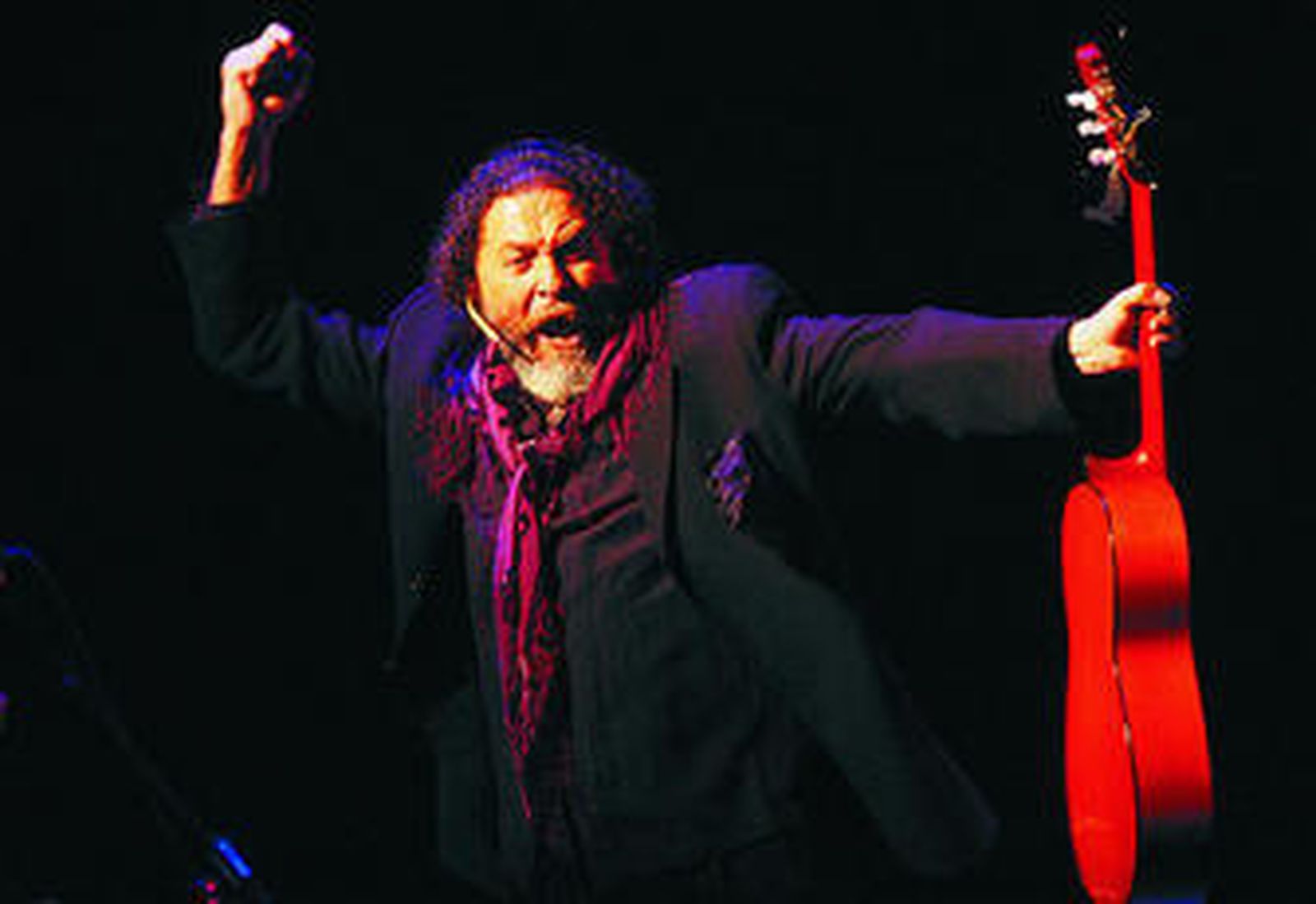 El artista Diego Carrasco se deja llevar en un concierto reciente en la ciudad.