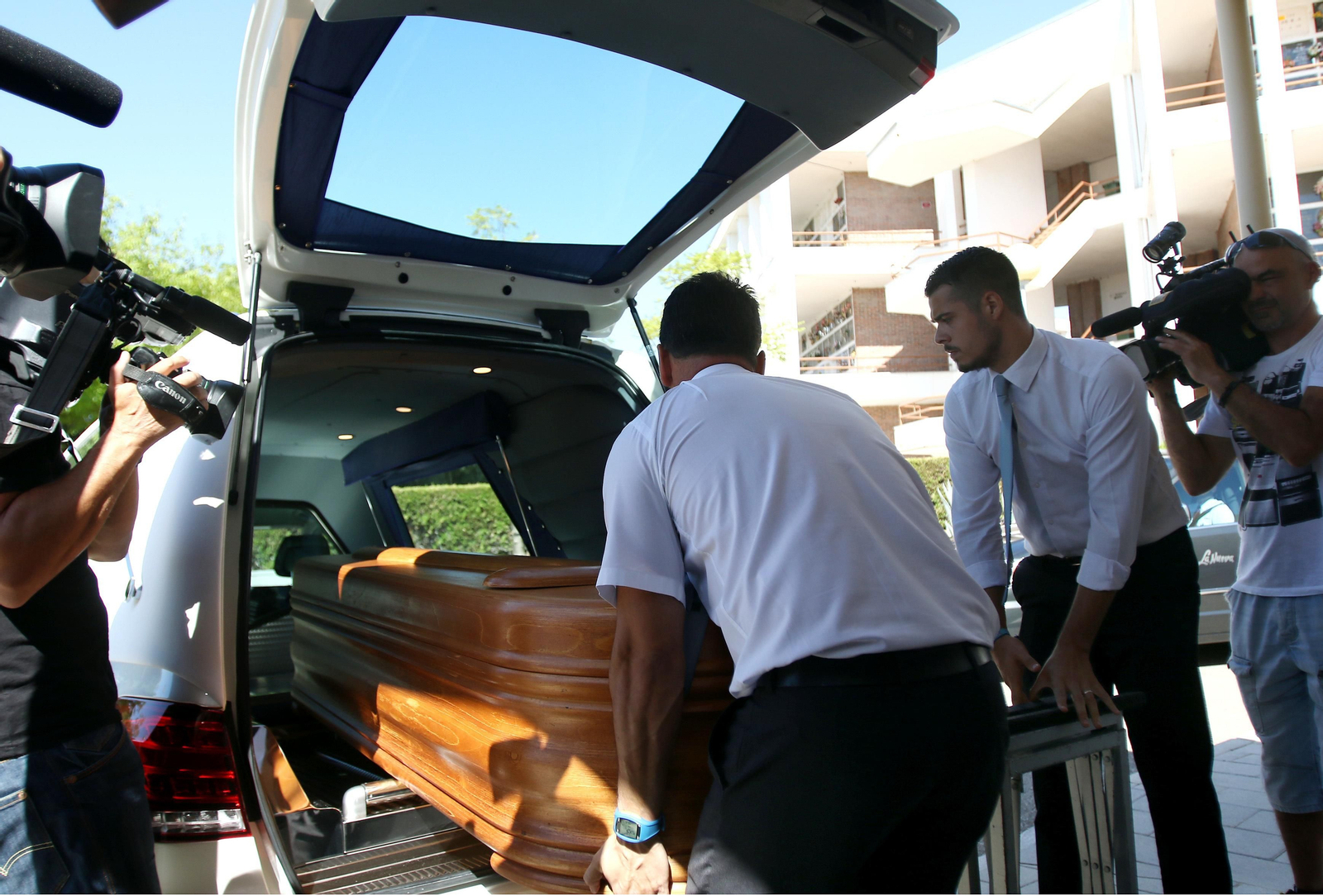 La familia de Blesa acude al tanatorio donde se incineró el cadáver del exbanquero