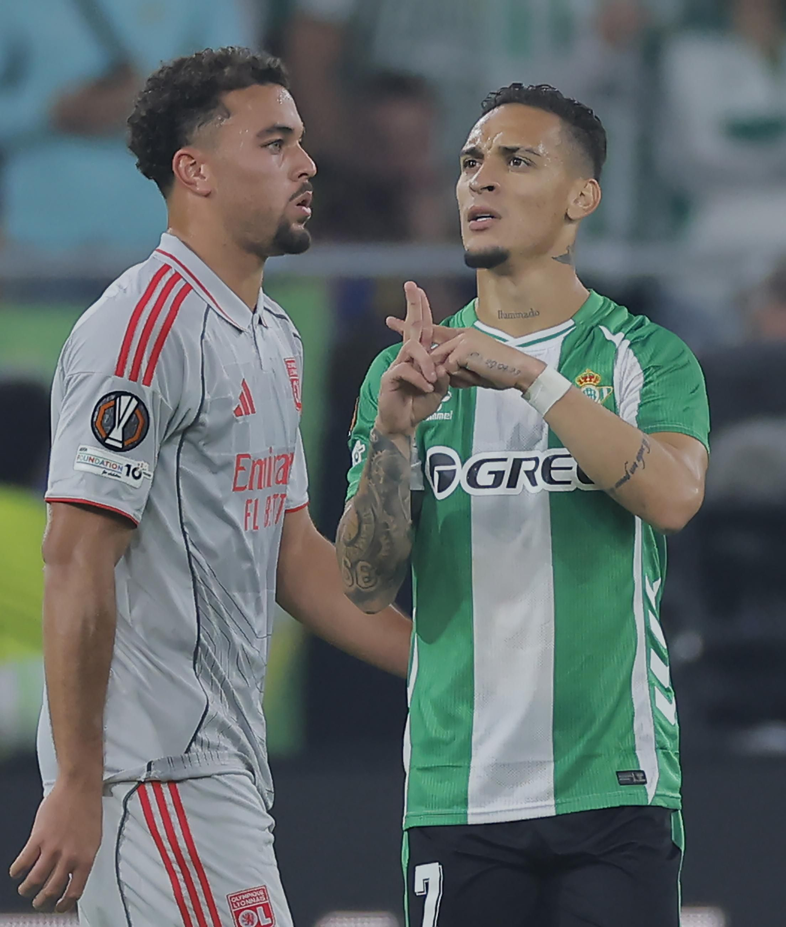 Antony celebra su gol en presencia de Kluivert.