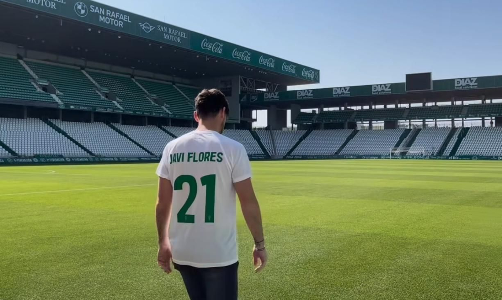 Javi Flores, con la camiseta de su homenaje, en El Arcángel.