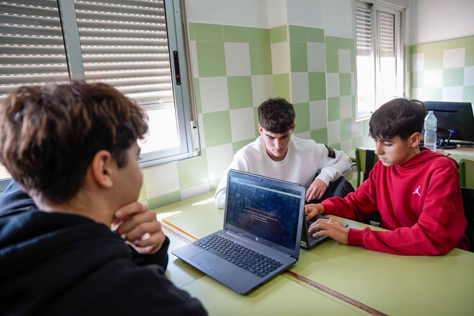 Las imágenes de la Ciberliga de la Guardia Civil en el IES Albaida