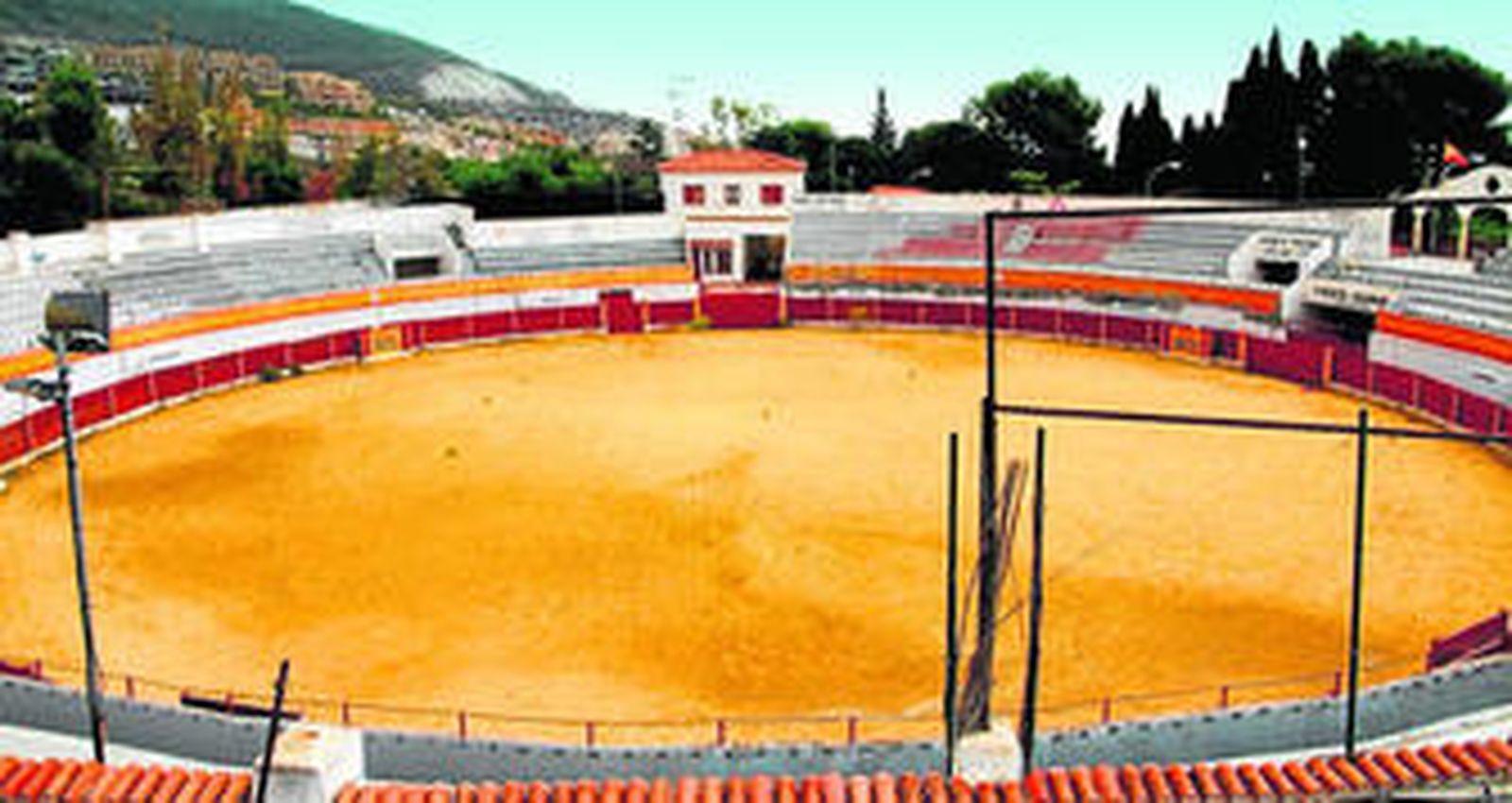 La plaza de toros de Benalmádena, cerrada desde hace un año.