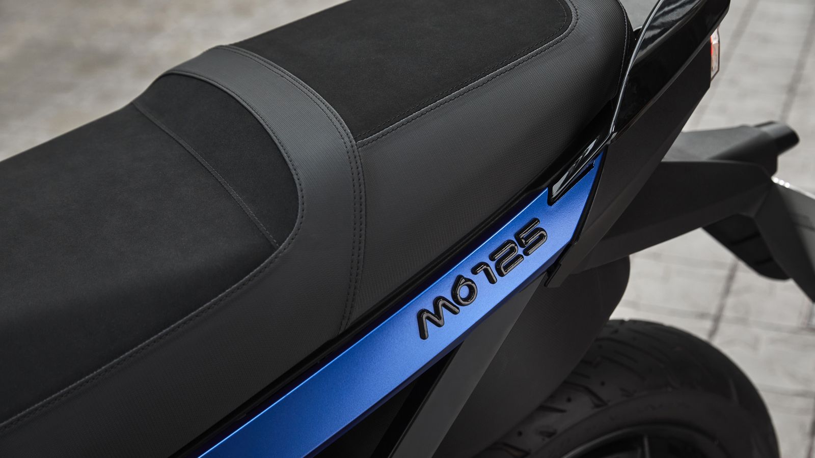 El asiento está tapizado en Alcantara y utiliza dos tonos de negro para diferenciarse de la primera versión del Seat Mó.