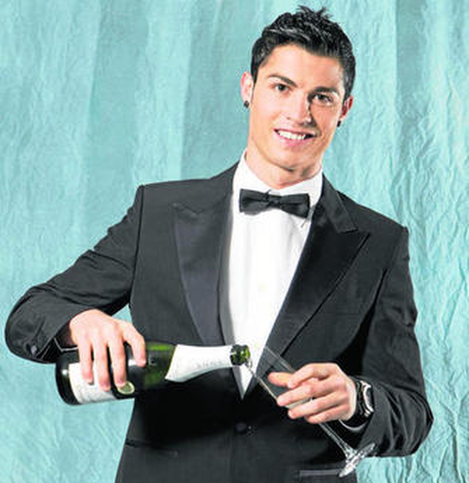 El futbolista felicitó el nuevo año a sus compatriotas portugueses de esta guisa.