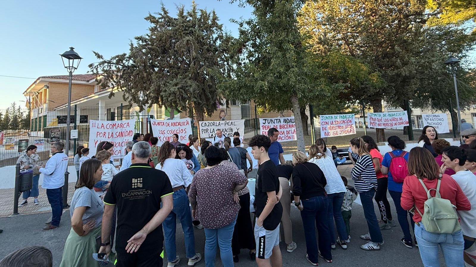 Una de las concentraciones a las puertas del CEIP Antonio Machado de Peal de Becerro.