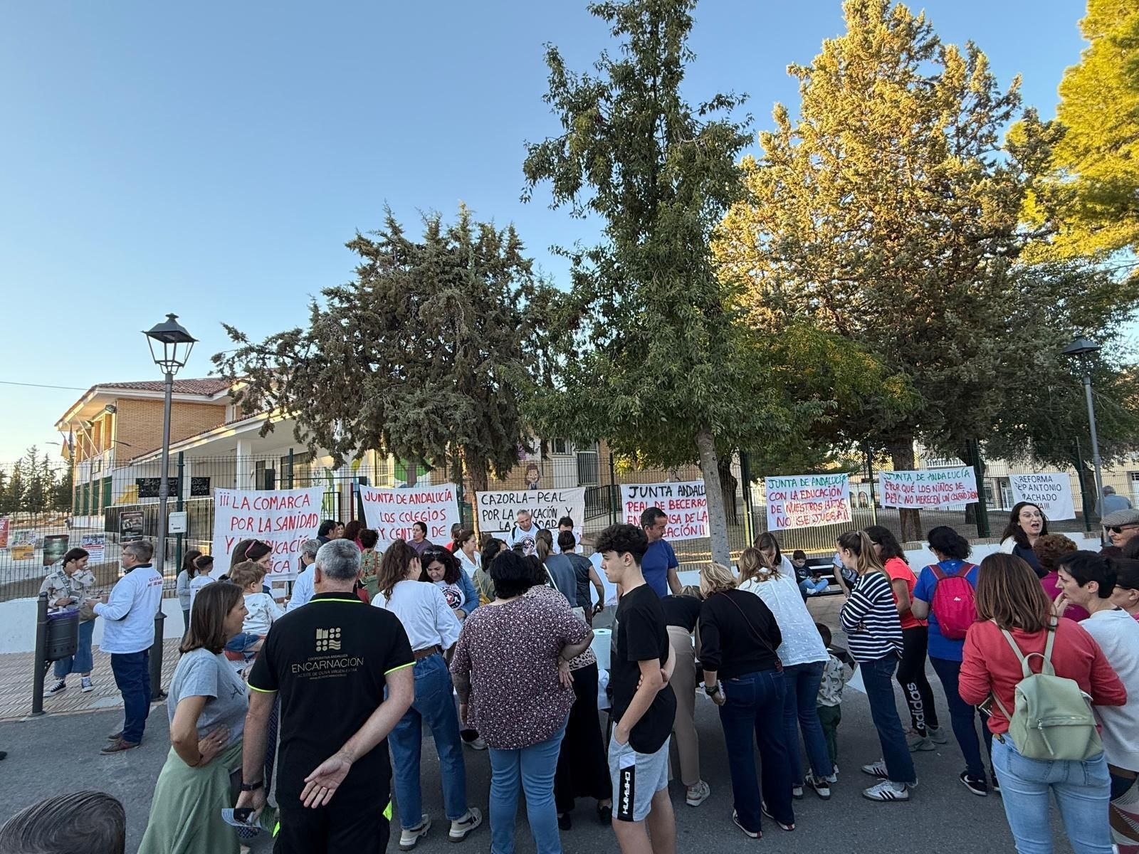 Concentración a las puertas del CEIP Antonio Machado de Peal de Becerro.