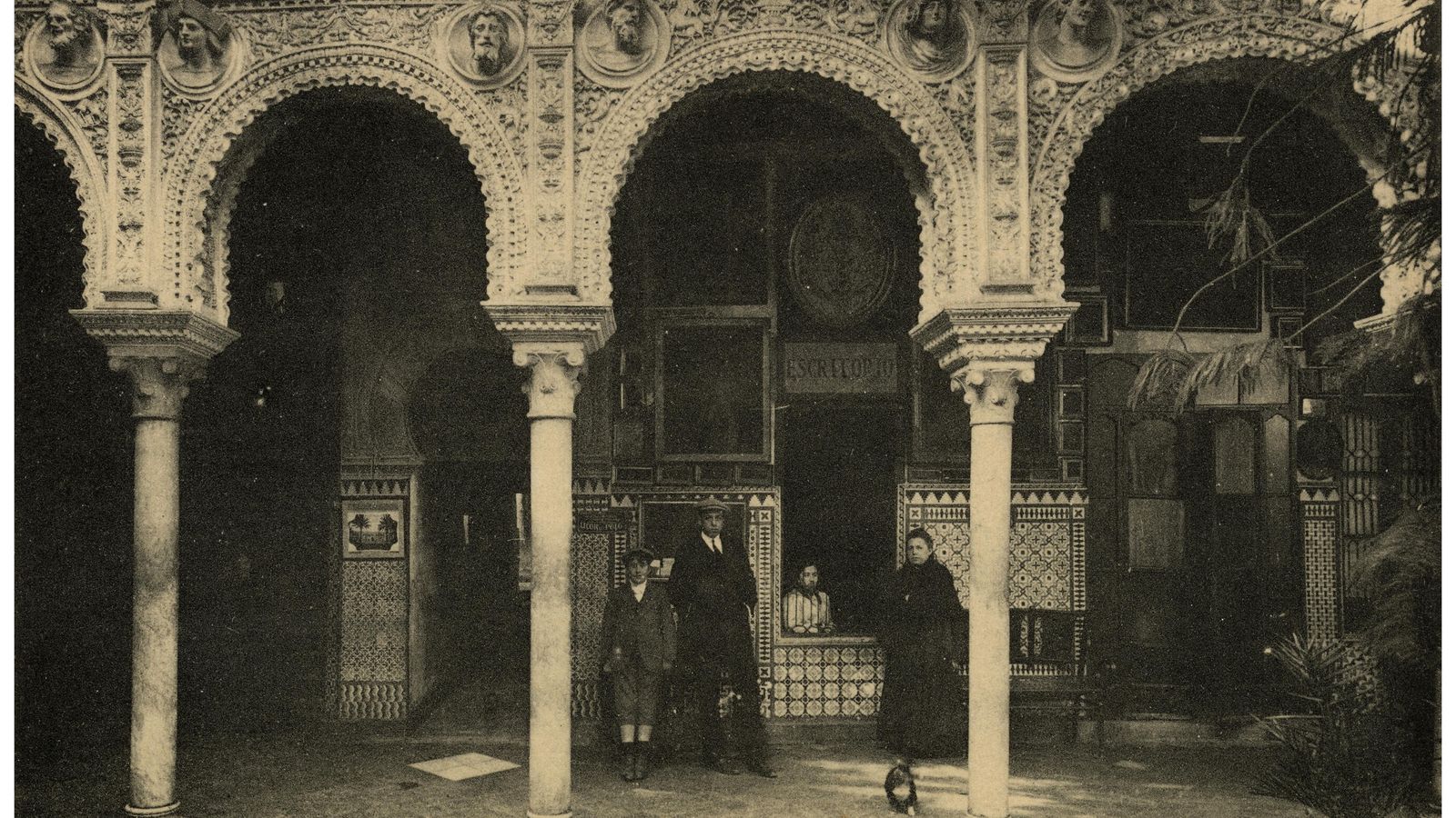 Tarjeta postal del patio principal. Editada por fototipia Thomas. Edición Almirall, Barcelona. Hacia 1907. Colección de los autores.