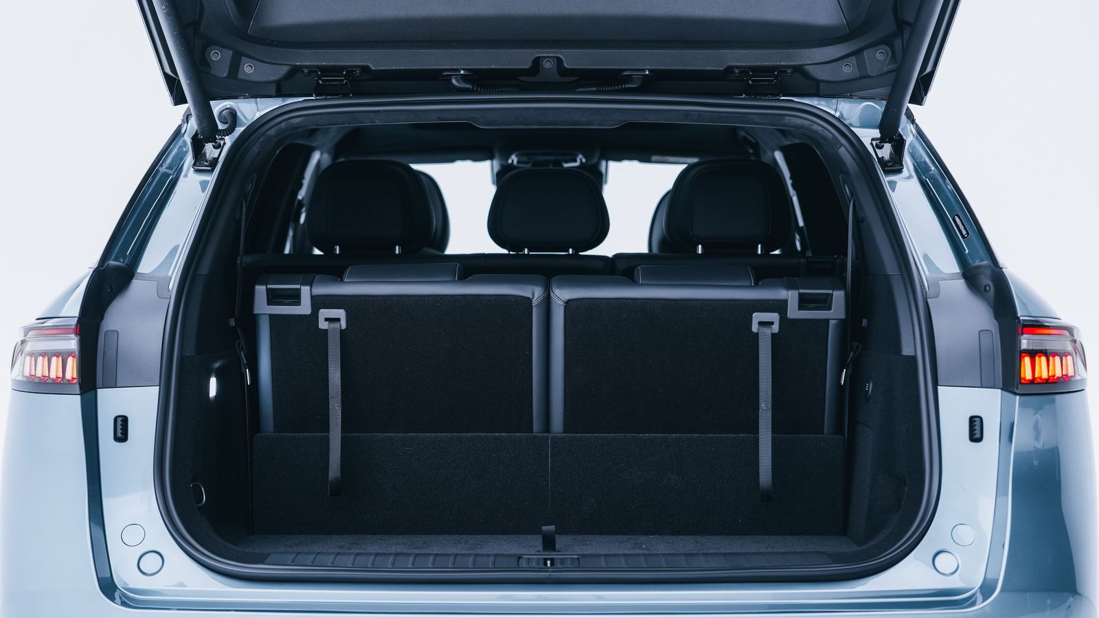 El maletero ofrece una capacidad de 738 litros en la versión de cinco plazas y 200 en la de siete.