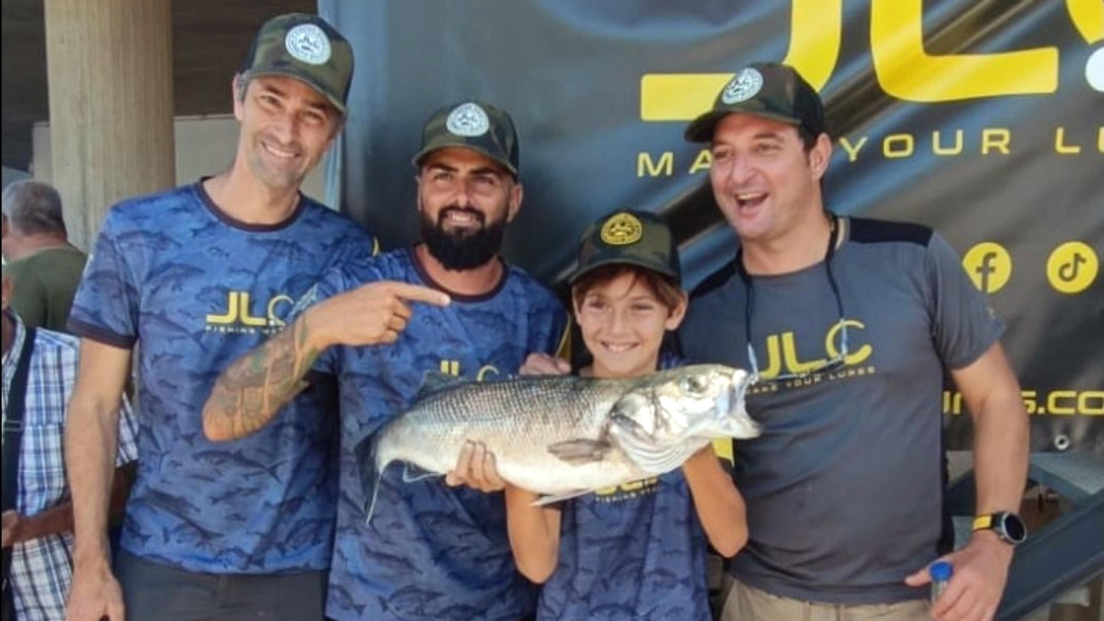 Tripulantes de la embarcación que logró la pieza de mayor tamaño