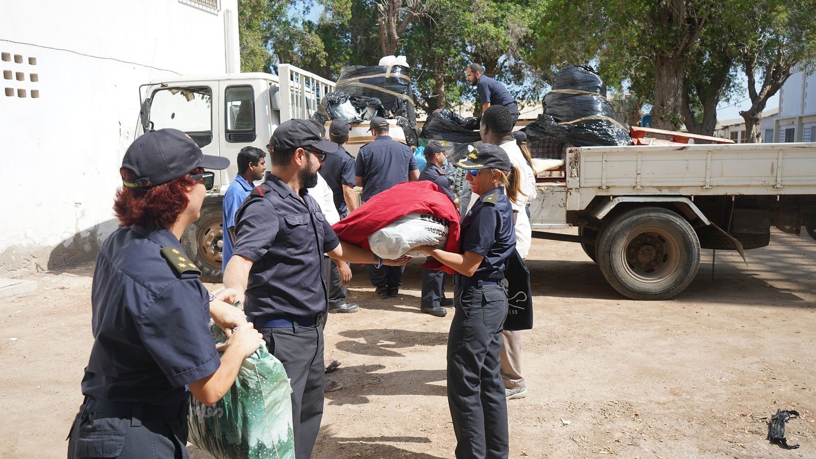 Descargando del camión todo el material.