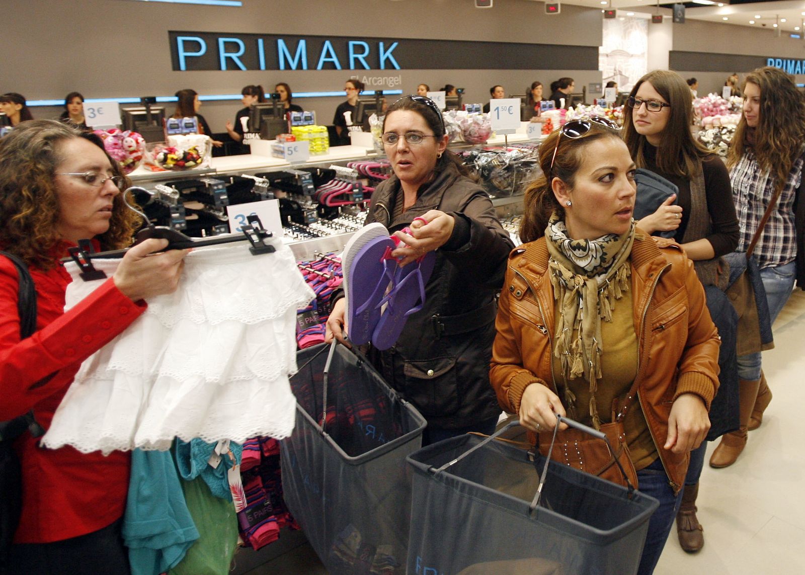 Mujeres comprando en el Primark de Córdoba