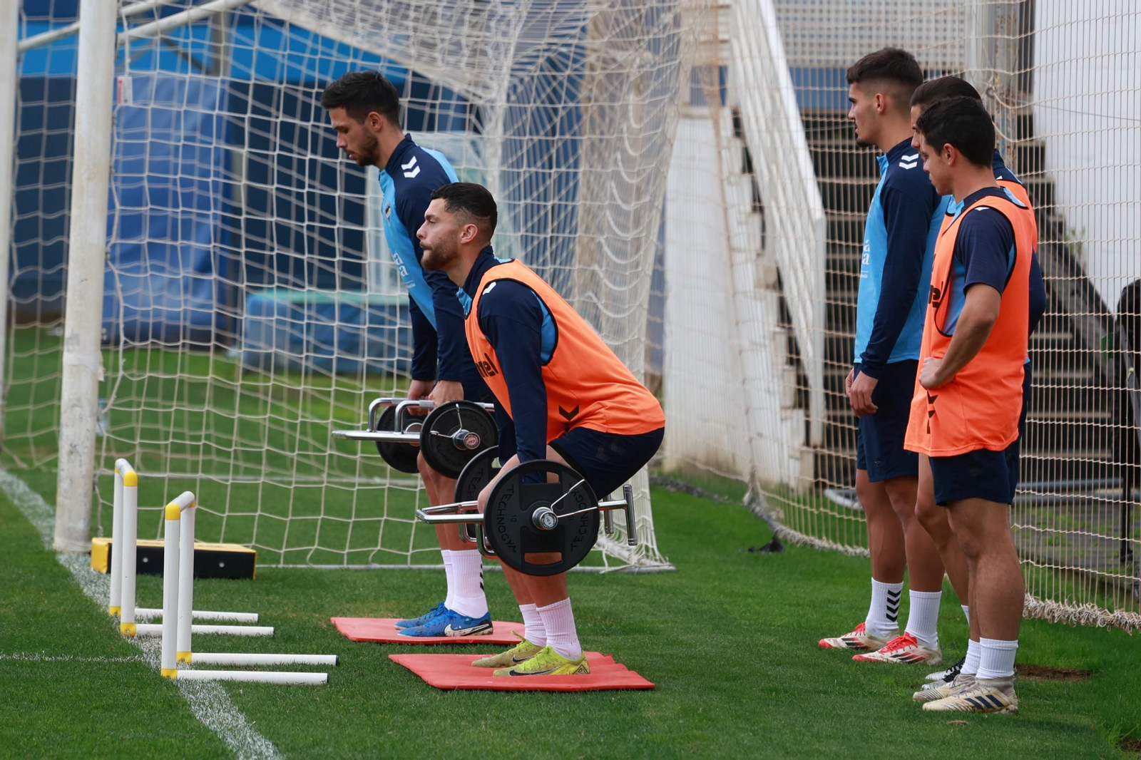 Ramón Enríquez: El capitán reaparece en muletas y sonriente